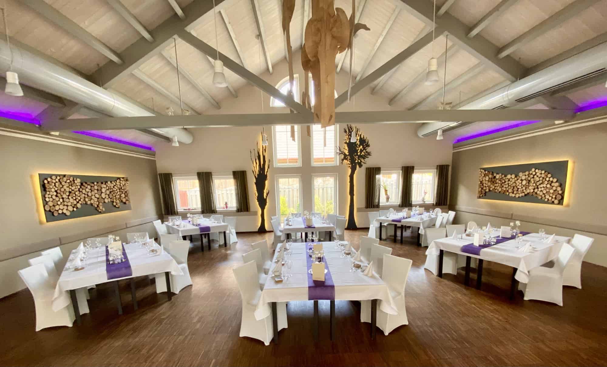 landgasthof-demharter-saal-mitlicht