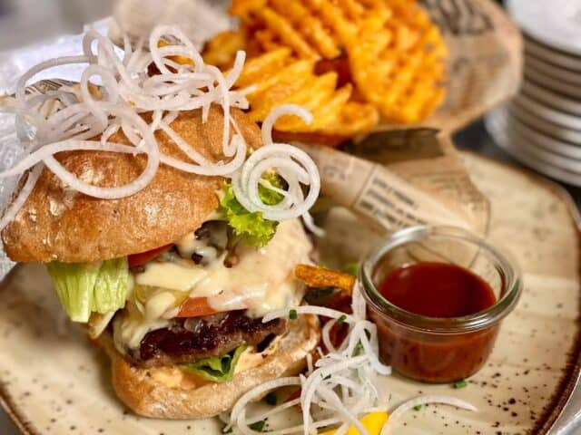 landgasthof-demharter-speisen-burger-mit-beilage